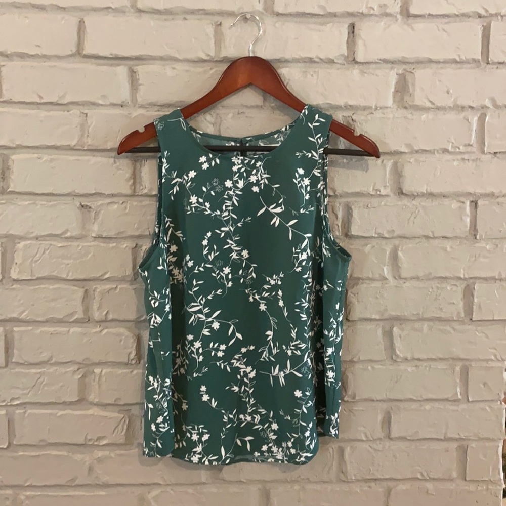 Deep Green & White Floral Top 🍃🐚🌿